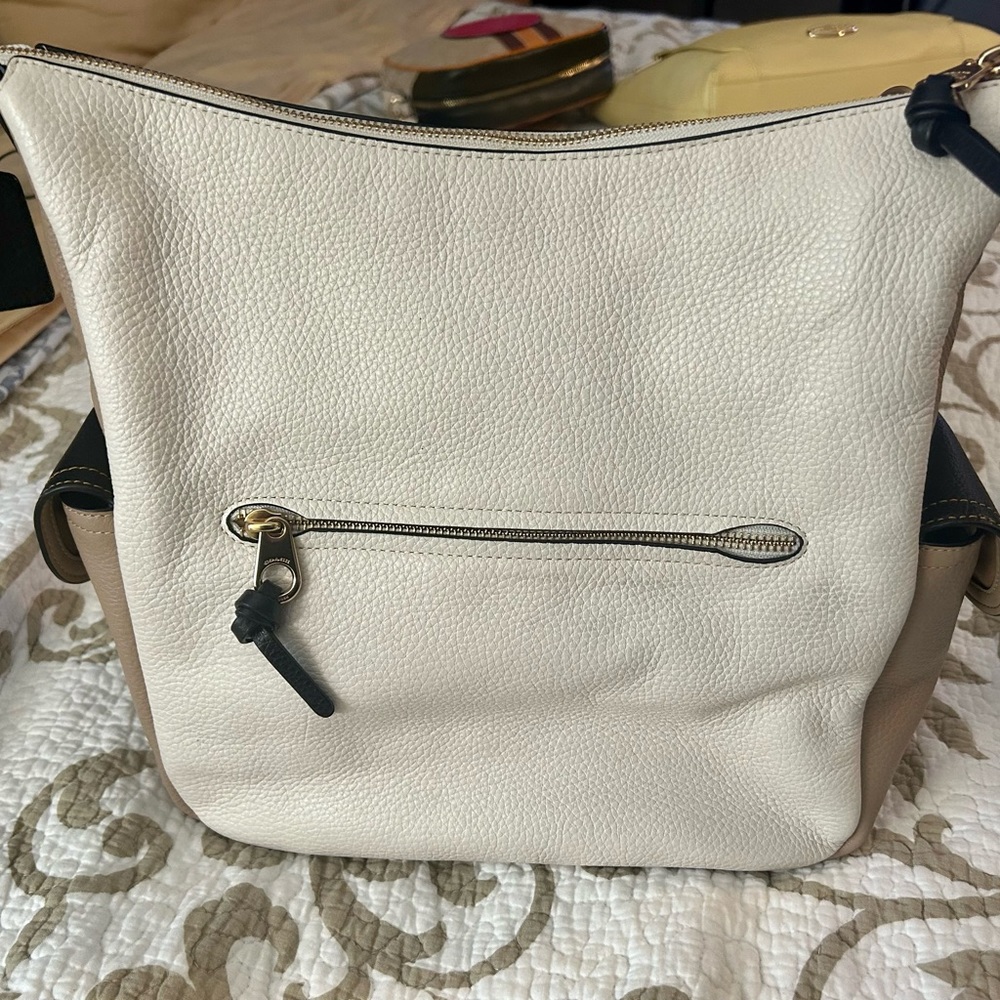 Coach cream colored shoulder bag. Like New - Picture 5 of 5
